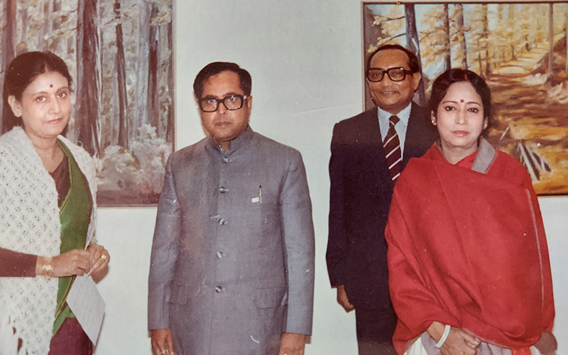 With-Pranab-Mukherjee-at-Lalit-Kala-Akademi-Exhibition